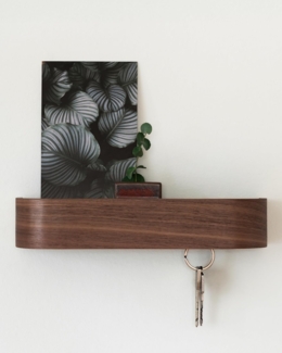 Kazai. Schlüsselbrett 'Fyndig' | Minimalistisches Schlüsselhaken-Design aus Berlin | Moderner Schlüsselhalter mit Ablage aus Holz | Schlüsselregal als Flur Möbel für die Wand | Walnuss