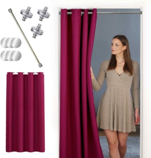 tinycurtains Türvorhang mit Stange silber 55-90 cm ohne Bohren, Thermo Vorhang mit Magneten, Ösen, abdunkelnd, Polyester, blickdicht, bordeaux rot Berry, Türgardine mit Klemmstange verdunkelnd