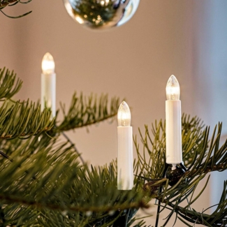 Hellum Lichterkette Weihnachtsbaum innen Made in Germany, Christbaumbeleuchtung mit Clips, 30 Lichter, 2030 cm beleuchtet, grünes Kabel und weißer Schaft, für Innenbereich mit teilbaren Stecker 813012