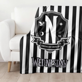 Wohndecke Wednesday Nevermore Kuscheldecke 130 x 170 cm, Netflix, MTOnlinehandel, Fleece-Decke in Schwarz/ Weiß • Geschenkidee • Nevermore Academy