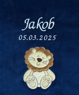 KIDDI-MEDIA Babydecke mit Name und Geburtsdatum Bestickt/kuschelig weich / 1A Qualität (Navyblau - Löwe)