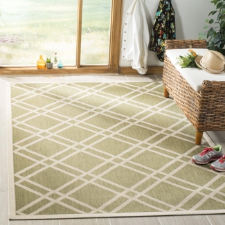 SAFAVIEH Geometrisch Teppich für Wohnzimmer, Esszimmer, Schlafzimmer - Wasserdicht - Courtyard Collection, Kurzer Flor, Grün und Beige, 79 X 152 cm