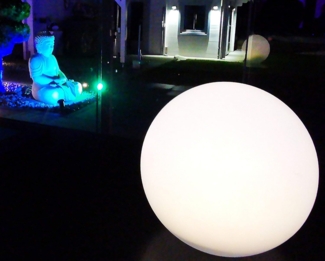 TRANGO LED Kugelleuchte, Farbwechsel, 1er Set SO-001 IP44 LED Solarleuchte in 20cm Durchmesser Weiß matt mit 3000K warmweiß LED & RGB Farbwechsel LED *SNOWY* Solarkugel Leuchte Leuchtkugel, Außenleuchte, Kugellampe, Gartenleuchte