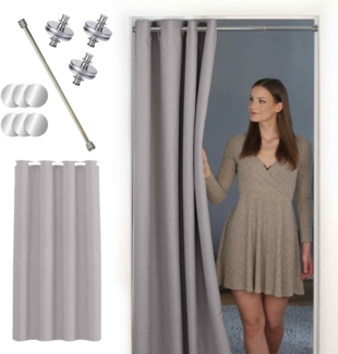 tinycurtains Türvorhang mit Stange silber 55-90 cm ohne Bohren, Thermo Vorhang mit Magneten, Ösen, abdunkelnd, Polyester, blickdicht, hellgrau Moonlight, Türgardine mit Klemmstange verdunkelnd