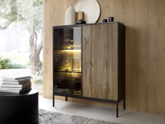 Vente-unique - Vitrinenschrank - 2 Türen - mit LED-Beleuchtung - MDF & Rauchglas - Schwarz & Holzfarben - OVILA