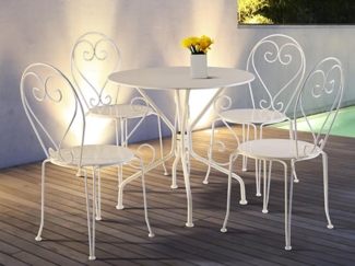 Vente-unique - Garten-Essgruppe: Tisch + 4 stapelbare Stühle - Metall in Eisenoptik - Weiß - GUERMANTES von MYLIA