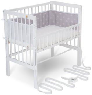 FabiMax Baby Beistellbett für Boxspringbett, TÜV geprüft 2022, inkl. Matratze und Nestchen aus Netzstoff, Buche massiv weiß, Comfort/weiße Sterne auf grau