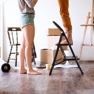 Raburg Trittleiter Praktische Universal-Leiter für Alltag, Stahl, klappbar, Tom, Lock-Klappsperre, rutschhemmende Oberfläche, Solid-Grip-Füße