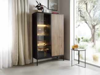 Vente-unique - Vitrinenschrank - 2 Türen & 1 Schublade - mit LED-Beleuchtung - MDF & Rauchglas - Schwarz & Holzfarben - OVILA