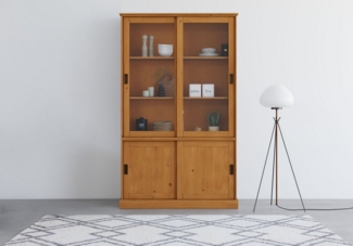 Home affaire Vitrine Schröder mit 2+2 Schiebetüren, aus massivem Kiefernholz, Breite 114 cm