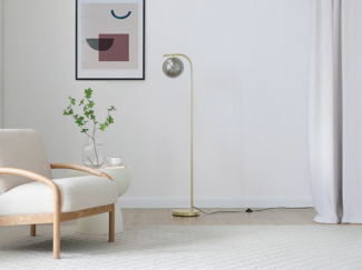 Vente-unique - Stehlampe – gebürstetes Messing und Rauchglas – Ø 28 x H 150 cm – Gold – SOFIA