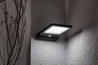LED Solar Wandleuchte Fassadenleuchte für den Außenbereich mit Bewegungs-Sensor in schwarz | 108 x 190 x 30mm (B. x L. x H.) | 300 Lumen | Kaltweiß (6000 K)
