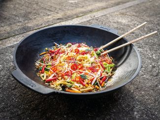 Enders Switch Grid Wok schwarz, aus massiv, emailliertem Gusseisen, gute Hitzeverteilung, Seitengriffe, passend für viele Enders Switch Grid-Roste, B38 x L35 x H10 cm #7797