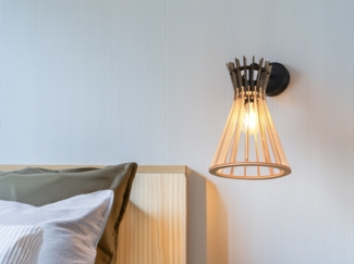 Wandleuchte ALICE mit Schalter & Lamellen Lampenschirm in Holzoptik, Höhe 24cm