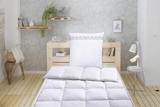 Älgdröm Federbettdecke + Kopfkissen Forsakar, Bettdecke 135x200 cm, 155x220 cm, Sommer, Winter, Füllung: 100% Entenfedern, Bezug: 100% Baumwolle, 2-tlg, Set mit Kissen 80x80 cm, Made in Germany