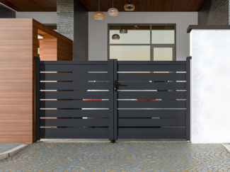 Vente-unique - Gartentor Flügeltor Doppeltor mit Torantrieb - 305 x 166 cm - durchbrochen - Aluminium - Anthrazit - PRIMO