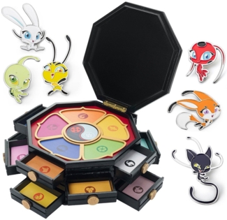 Corimori Spielzeugtruhe Miraculous Ladybug Schatulle aus Holz original, offiziell lizensiert, 2er Set aus Master Fu Miracle Box und 6 Pins