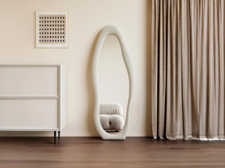 Vente-unique - Organischer Spiegel - Samt - B60 x H160 cm - Creme - LAVINA