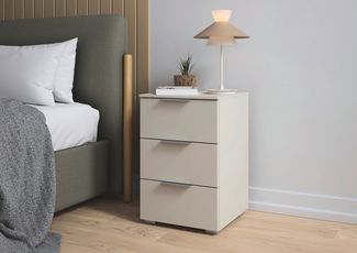 rauch Nachtkommode Nachttisch Nachtkonsole CORTONA mit Dekor-Front (Breite 40 cm inkl. Soft-Close-Funktion), mit 3 geräumigen Schubladen, Kantengriff aus Metall MADE IN GERMANY