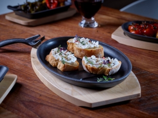 ECHTWERK Servierpfanne 4x Pfännchen "Oval" Grillstreifen, Gusseisen (Set, 4-tlg), inkl. dekorativem Servierbrett, bereits eingebrannt