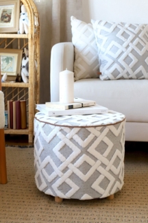 Pouf mit waschbarem Bezug 40x32 cm Holzbeine; Stoffbezug; Schaumstoffpolsterung; Lederpaspel Grau 89860293 [en. casa]