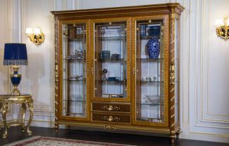 Casa Padrino Luxus Barock Vitrine Hellbraun / Braun / Gold 239 x 57 x H. 221 cm - Prunkvoller Massivholz Vitrinenschrank mit 3 Glastüren - Hotel Restaurant Schloss Möbel - Luxus Qualität - Made in Italy