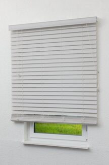 Qualitätsjalousie Holzoptik 50mm in Reinweiß in den Maßen (B x H) 105cm * 130cm