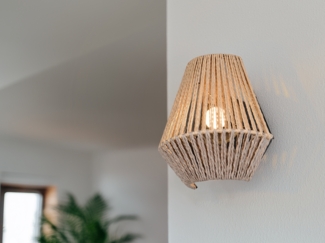 Akku Wandleuchte LIRA per USB aufladbar, Lampenschirm aus Papiergarn, Höhe 19cm