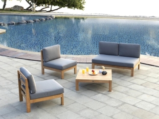 Vente-unique - Garten-Sitzgruppe: 1 Sofa 2-Sitzer, 2 Sessel & 1 quadratischer Tisch - Teakholz - Holzfarben hell & Grau - SUMINI von MYLIA