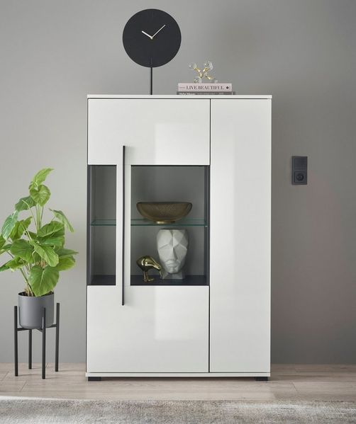 INOSIGN Vitrine Cantara, Vitrinenschrank in Eiche Evoke oder weiß, Standvitrine schwarzer Stangengriff, ausreichend Stauraum, vielseitig einsetzbar