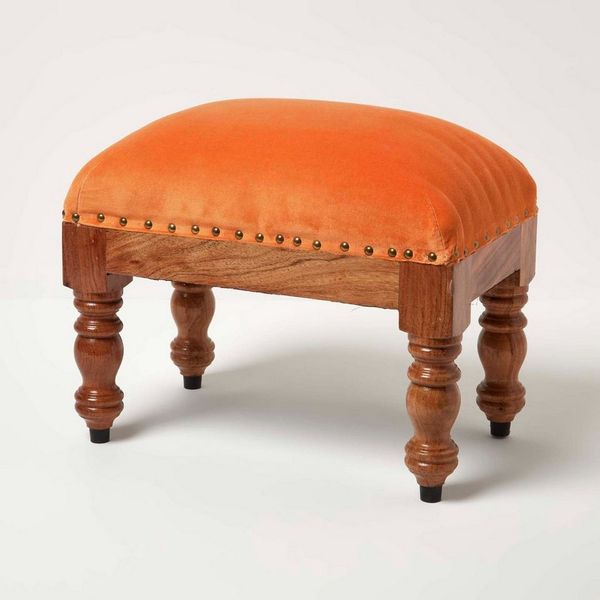 Homescapes Fußhocker Rechteckiger Samthocker Mable – orange mit Holzbeinen, 50 x 30 x 40 cm
