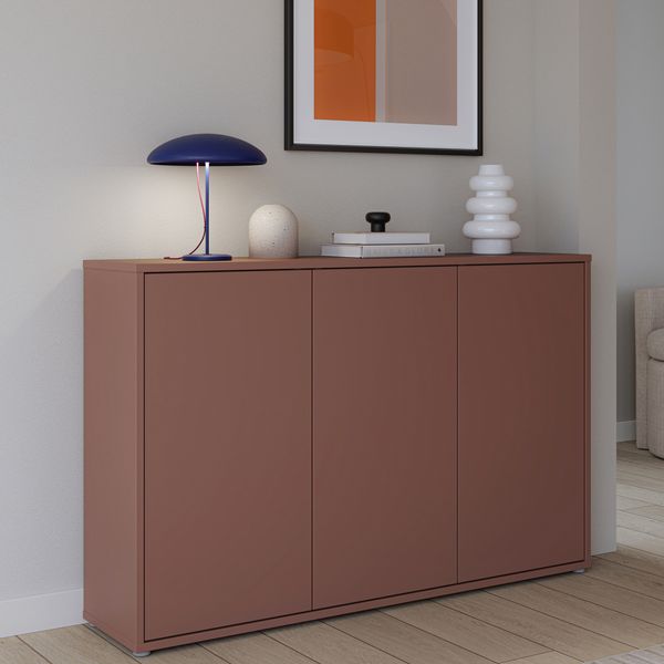 Forte ALICE SPRINGS Kommode 150 155, modernes, großes Sideboard mit 3 Schranktüren, Wohnzimmer, Schlafzimmer, Holzwerkstoff, Terrakotta, 154,2 cm breit x 99,1 cm hoch x 34,9 cm tief