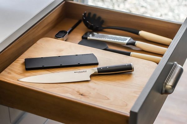 KitchenAid Gourmet Allzweck-Küchenmesser, scharfe Klinge aus hochwertigem japanischem Kohlenstoffstahl, Schwarz, 20 cm / 8 Zoll