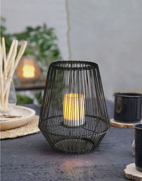 Arnusa LED Solarleuchte Laterne mit Solarkerze LED Stehlampe Dekoleuchte Rattan Optik, Kerzeneffekt, LED fest integriert, warmweiß, Indoor und Outdoor modernes Design