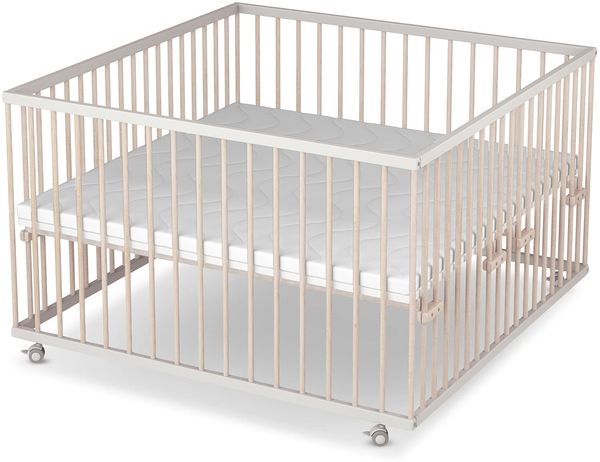 Sämann Baby Laufstall aus Holz I Weiß/Natur 120x100 cm I Inkl. Matratze SleepPlus I Höhenverstellbares Babybett aus Buchenholz I Laufgitter mit gummierten Rollen I TÜV geprüft