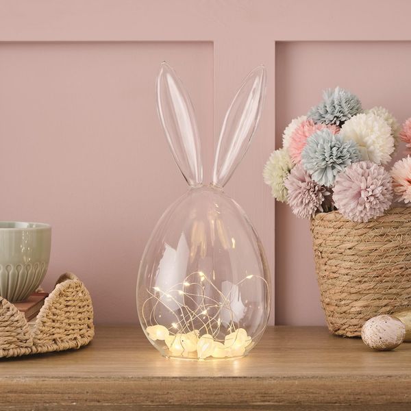 Lights4fun Glas-Osterei mit Hasenohren mit 20er LED Micro Osterhasen Lichterkette warmweiß Timer Batterie Osterdeko Glasglocke Innen Tischdeko Ostern Käseglocke Glas 29 cm