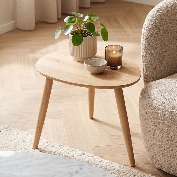 skølm Lodur Couchtisch aus Eichenholz, Beistelltisch 55 x 38 x 45 cm natur geölt, ovale Tischplatte mit 3 Tischbeinen