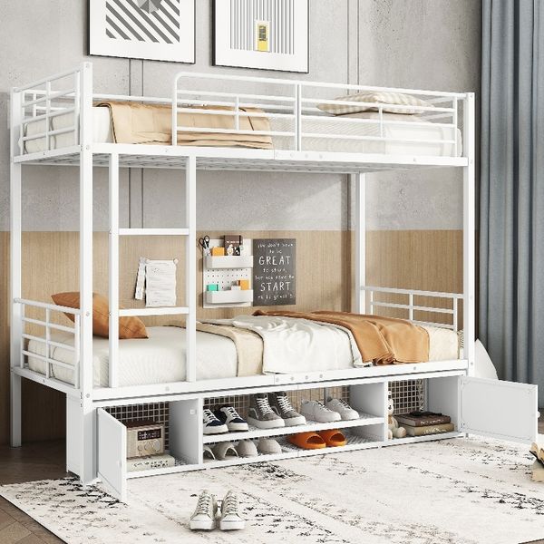 Novelux Etagenbett 90x200 mit Stauraum und Schuhregal – Metall Etagenbett in Weiß, mit Leiter, Fallschutzgitter und 2 Schränken, ohne Matratze, EN 747