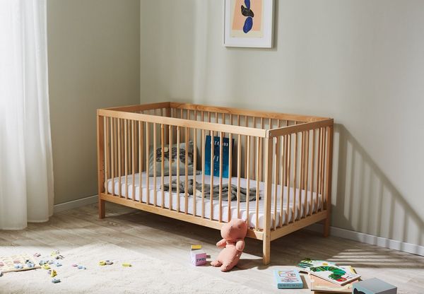 Kids Collective Babybett Kinderbett Gitterbett 60x120 & 70x140 cm mit Matratze höhenverstellbarer Lattenrost & herausnehmbare Sprossen stabiles Buchenholz | ab Geburt bis 3. Lebensjahr | Natur