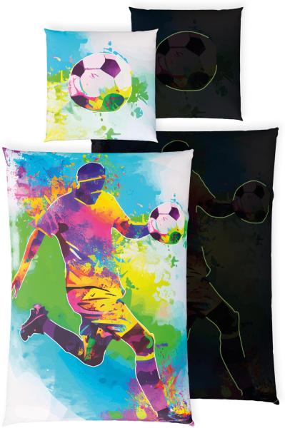 Carpe Sonno Kinderbettwäsche + 10 SPIELE Leuchtende Fußball Bettwäsche 135x200 Kinder Bettzeug Set, Renforcé, 2 teilig, GLOW IN THE DARK Fußballer Bettwäsche Fussball