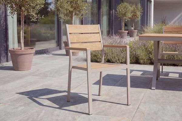 riess-ambiente Gartenstuhl DESIGNO natur/greige - Aluminium, Holzoptik, stapelbar, wetterfest, (Einzelartikel, 1 St), Moderner Gartenstuhl mit Armlehnen - ideal für Balkone und Terrassen