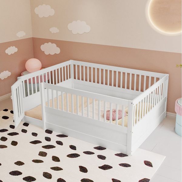 Flieks Kinderbett, Holzbett Bodenbett 140x200 cm mit Zaun und Tür ohne Lattenrost