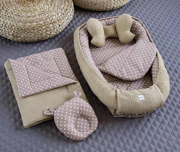 Loolay Bettnestchen Taupe WAFFELPIQUE/ Braun PUNKTE 5 TLG SET Babynest Babyausstattung, (PREMIUM Nestchen Geschenk SET für Neugeborene, 5-tlg, Nestchen für Mädchen und Junge, Babynestchen, Reisebett Unterlage), NESTCHEN + DECKE + MATRATZE + Bärchen + S...