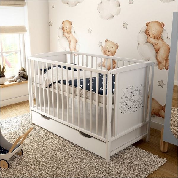 Baby-Delux Babybett Mia Bettkasten Schutzgitter, Kinderbett 60x120 weiß Schublade Barriere Kiefer Teddy Motiv Matratze
