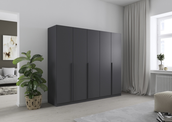 rauch Kleiderschrank Alba, Drehtürenschrank, Garderobenschrank, 5-türig, mit 4 Kleiderstangen, 5 Einlegeböden und Schubladeneinsatz, Farbe Grau metallic, Schwarz, Griffstange Grau metallic, Schwarz, 226x197x54cm