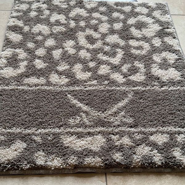 Sansibar Sylt Badematte Badteppich „Leo“ stilvoller Badvorleger mit Leopardenmuster, Höhe 20 mm, rutschhemmend beschichtet, weich, Sansibar-Logo, für Fußbodenheizung geeignet, schnell trocknend, pflegeleicht, Polyester, hoher Komfort durch weichen Flor...