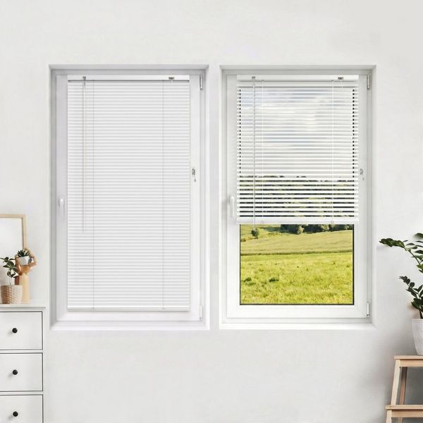 Victoria M. Jalousie LightLess Prime Aluminium-Jalousie 50x130 cm Weiß matt, mit Bohren, ohne Bohren, geklemmt oder verschaubt, L Profil 25 mm Lamellen, feuchtigkeitsbeständig, verdunkelnd