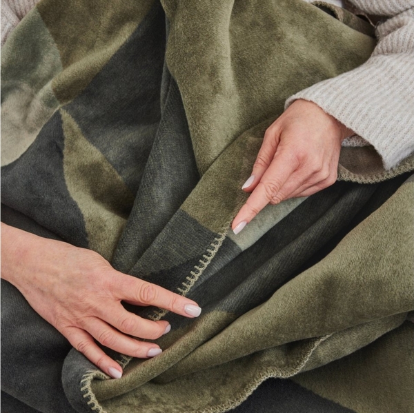 Wohndecke Wohndecke Nara, IBENA, in harmonischen Grüntönen Bild 3