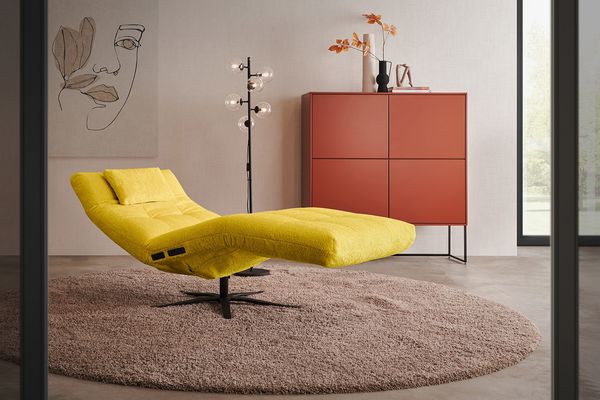 KAWOLA Relaxliege LETICIA motorisch mit Nackenkissen und Akku Stoff gelb 115 x 156 x 82 cm