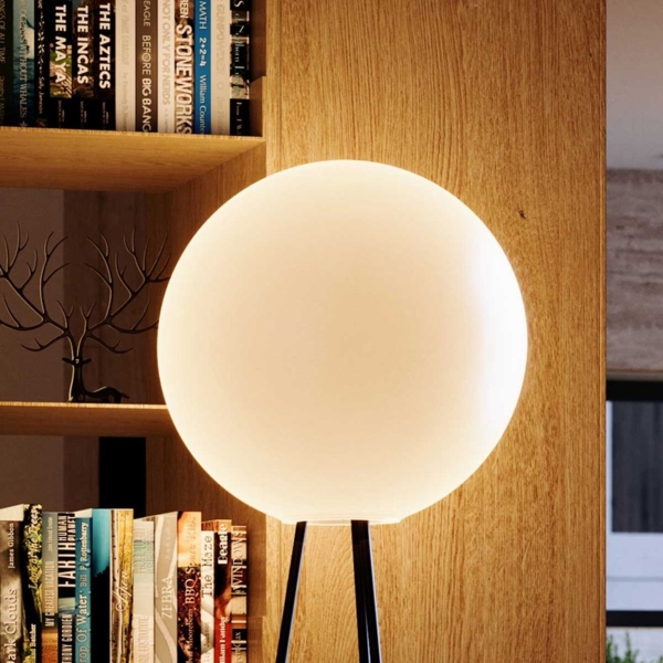 s.luce Dreibein-Stehleuchte Orb Tripod 160cm mit Glaskugel Weiß Ø 40cm Bild 3
